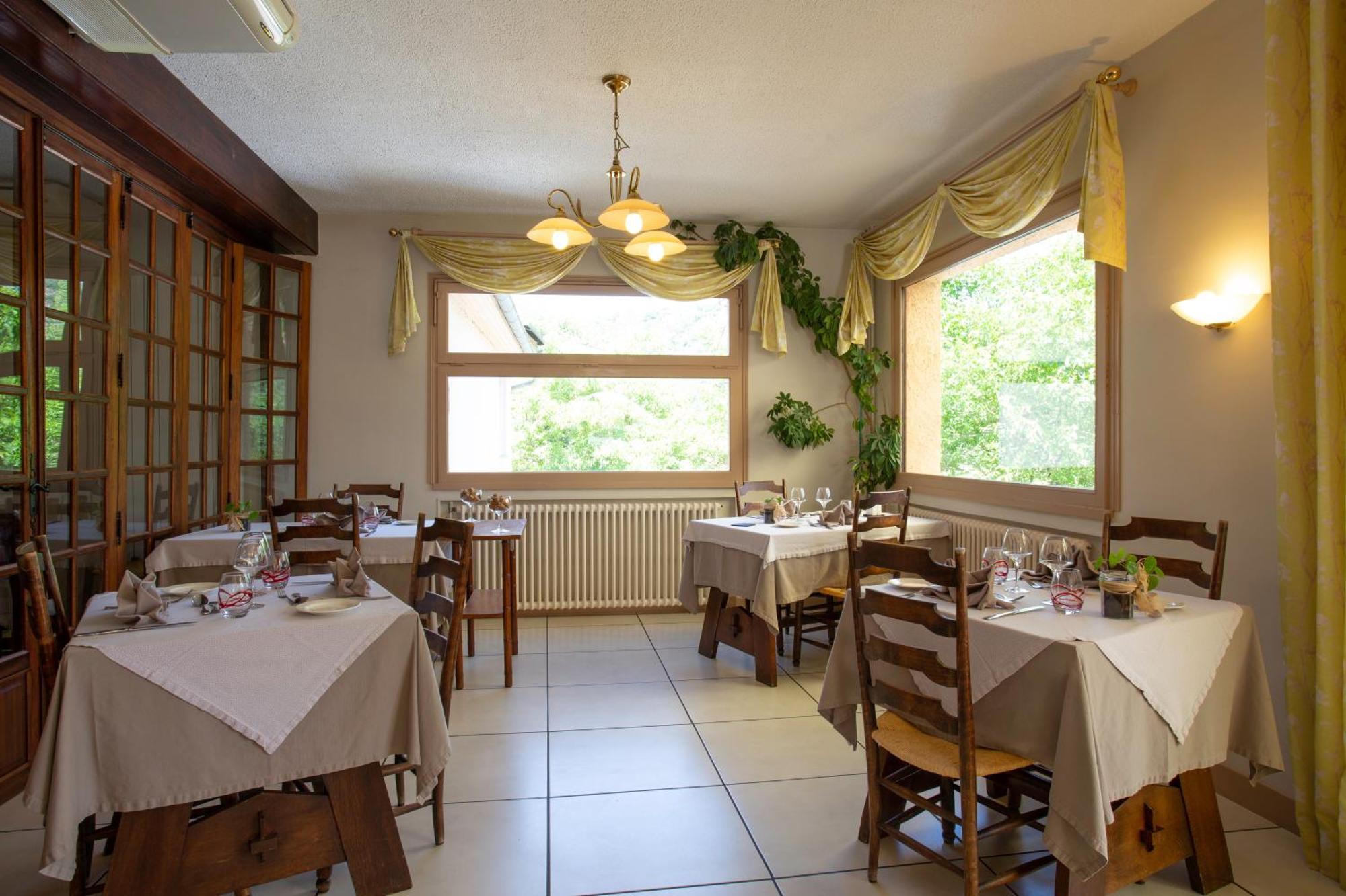 Logis Hotel Restaurant Du Pont Ambialet Екстериор снимка
