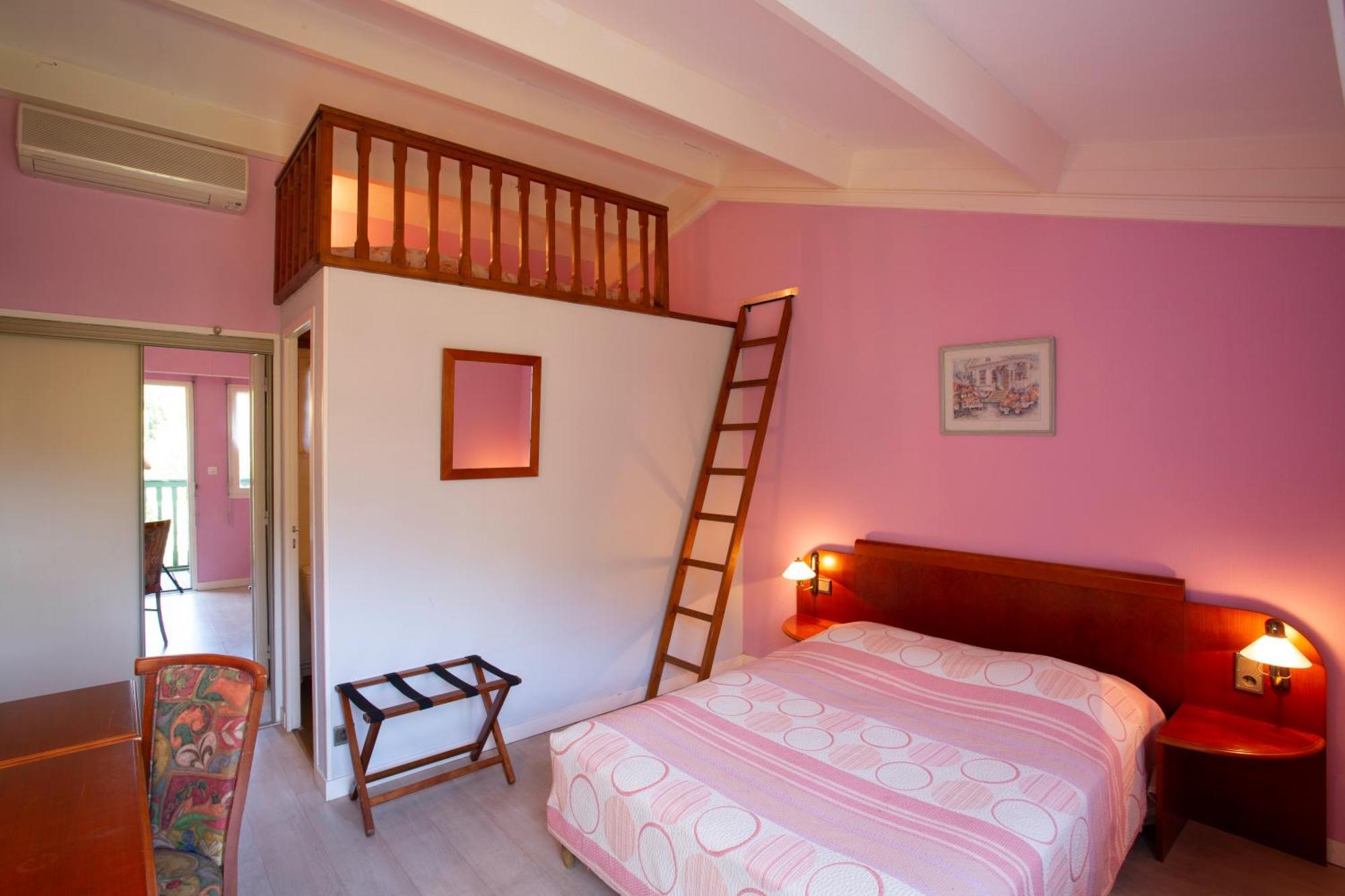 Logis Hotel Restaurant Du Pont Ambialet Екстериор снимка