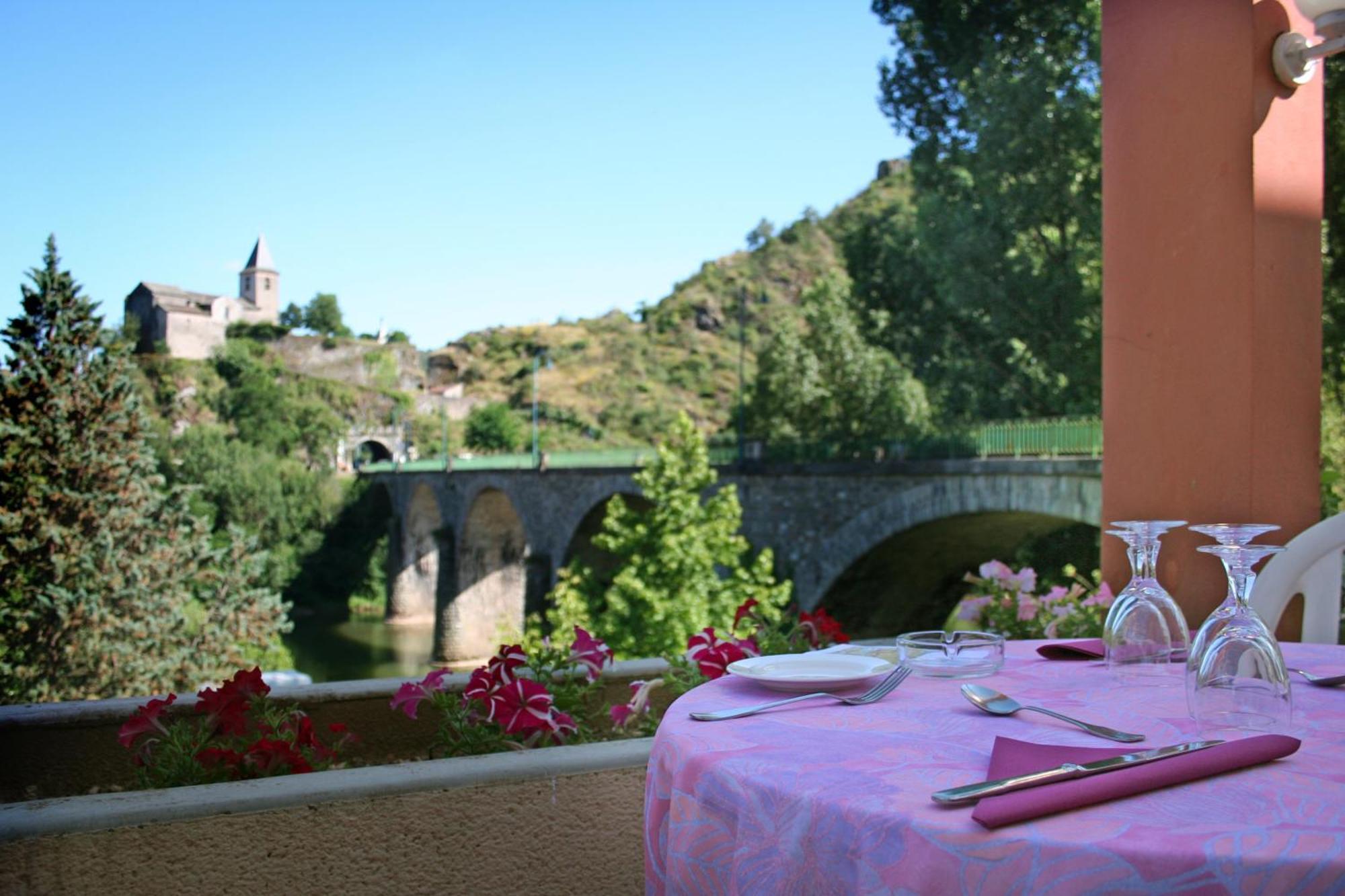 Logis Hotel Restaurant Du Pont Ambialet Екстериор снимка