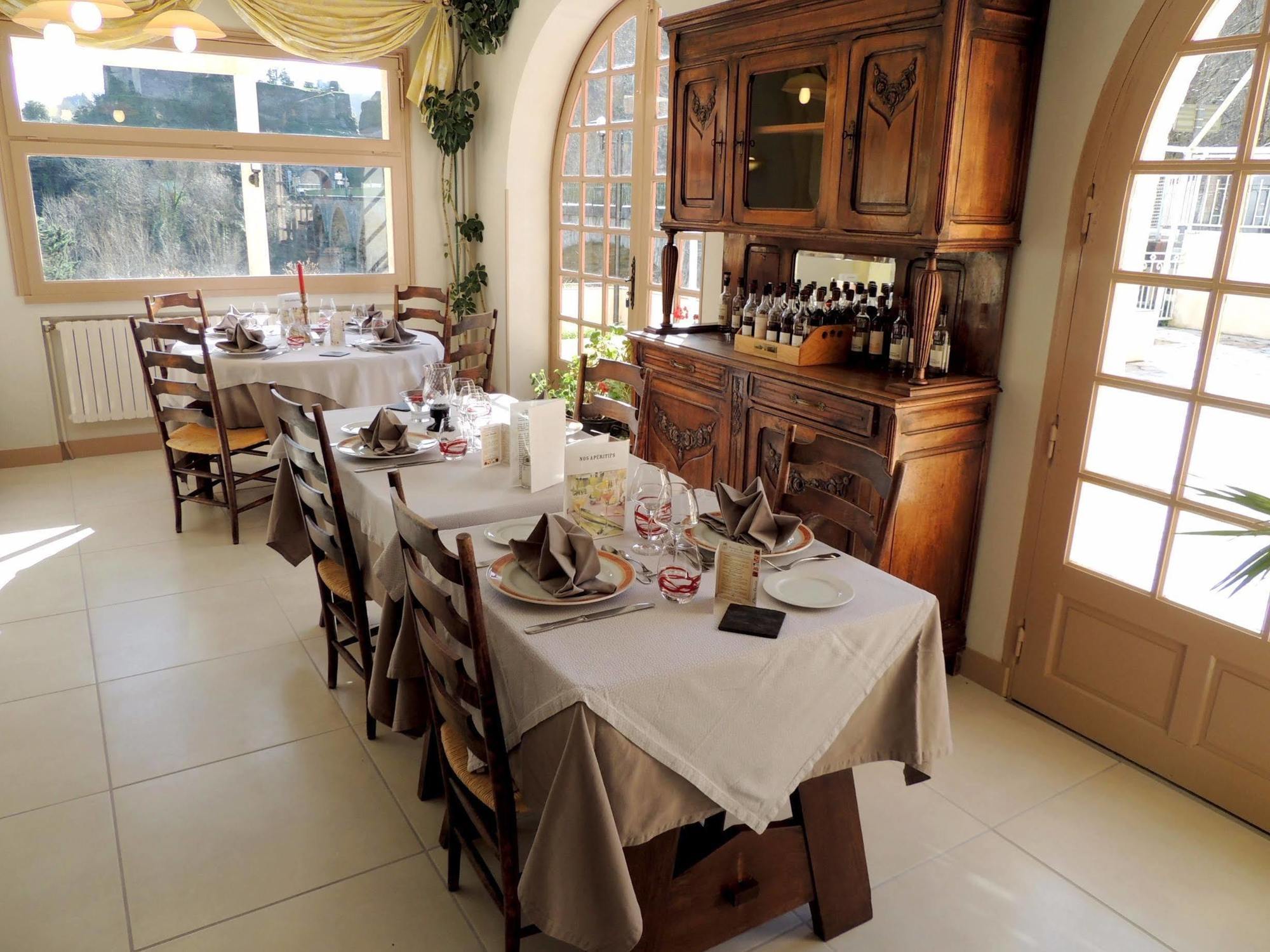 Logis Hotel Restaurant Du Pont Ambialet Екстериор снимка
