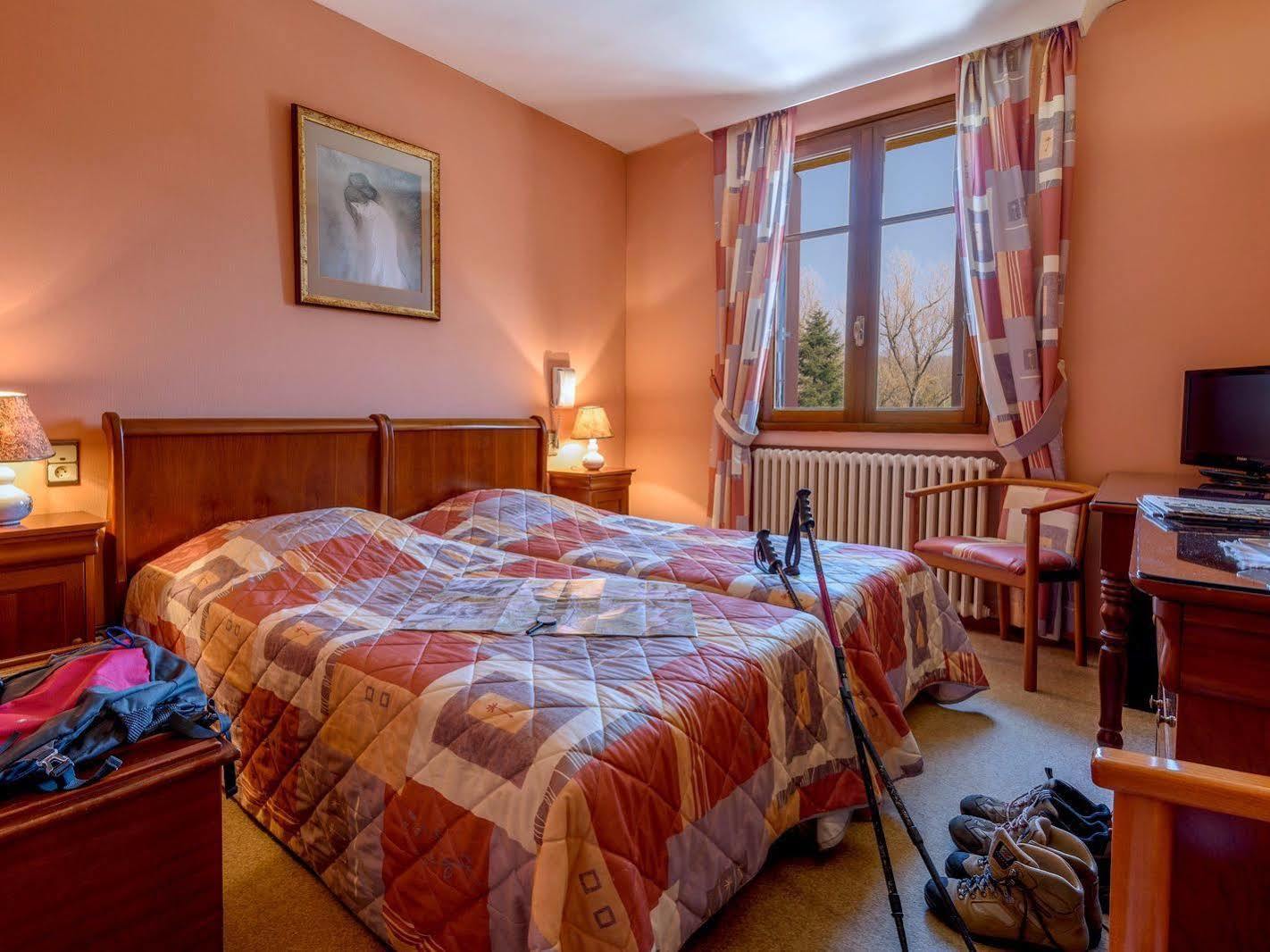 Logis Hotel Restaurant Du Pont Ambialet Екстериор снимка